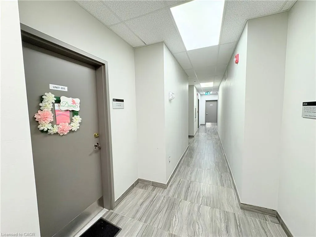 250 Dundas Street W
