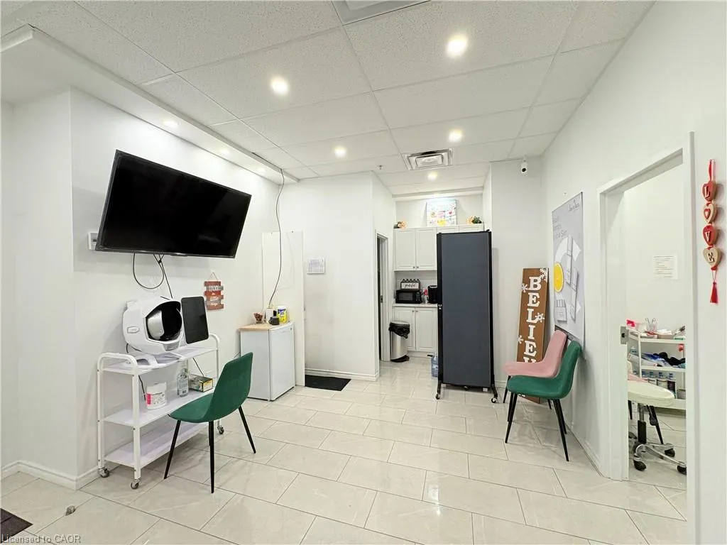 250 Dundas Street W