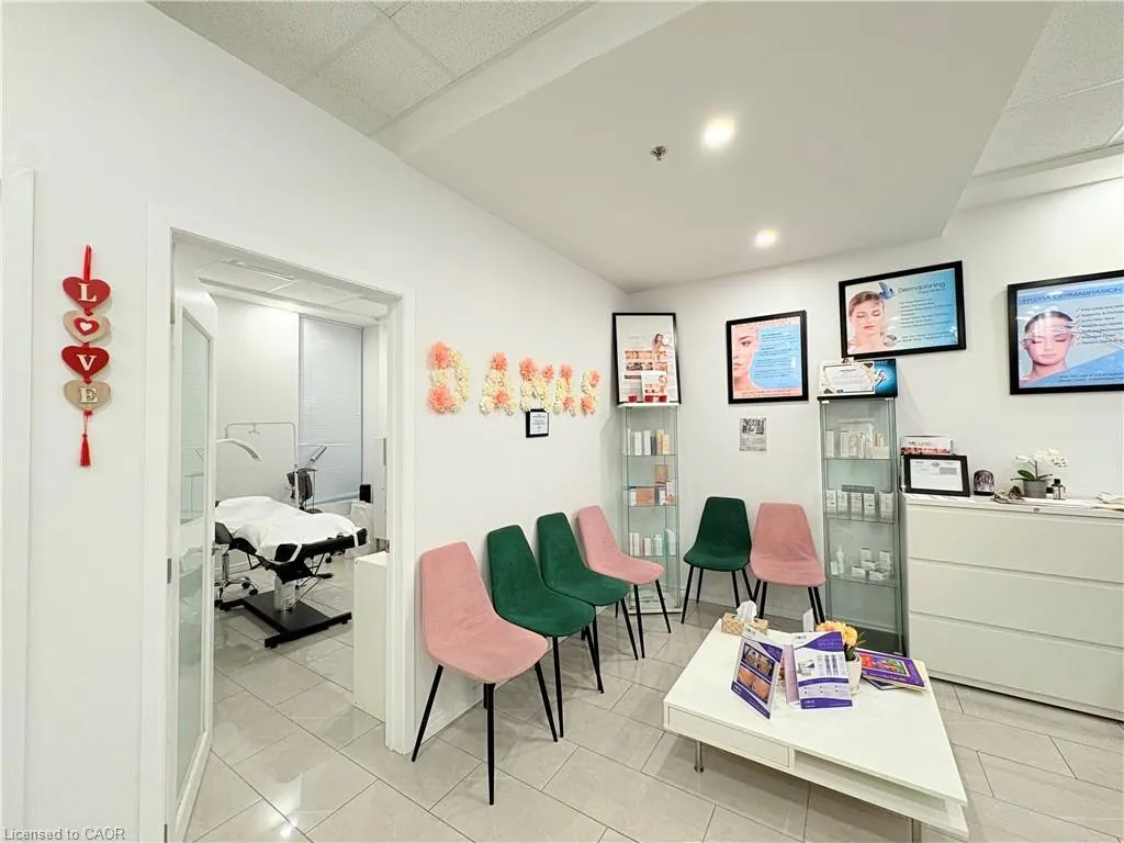 250 Dundas Street W