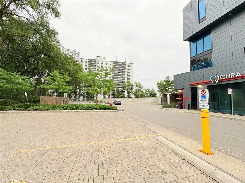 250 Dundas Street W