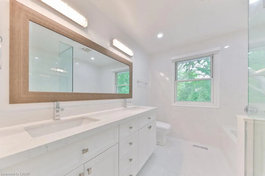 1003 Lakeshore Road W