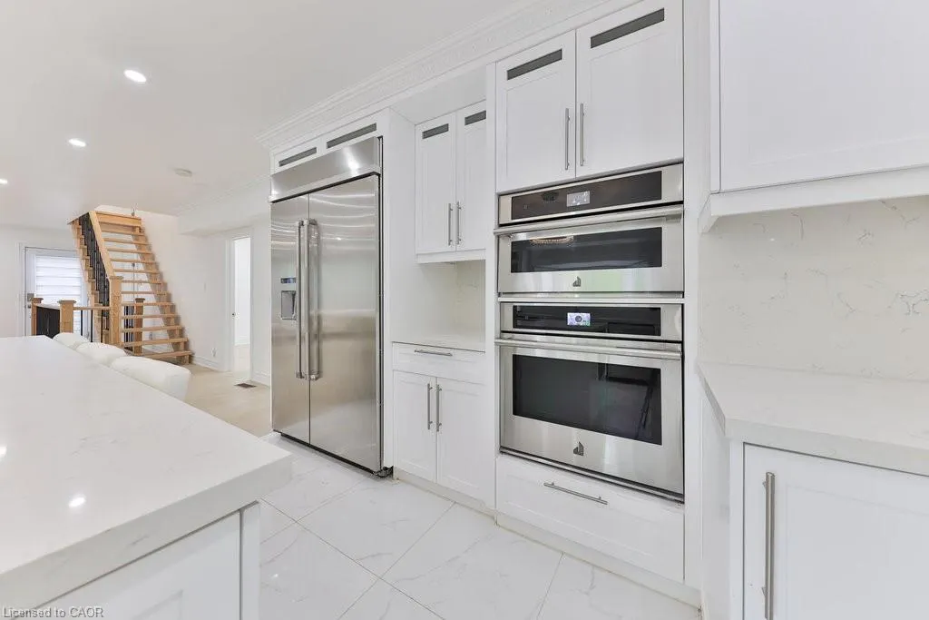 1003 Lakeshore Road W