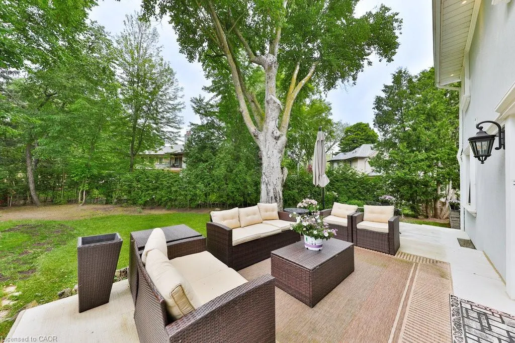 1003 Lakeshore Road W