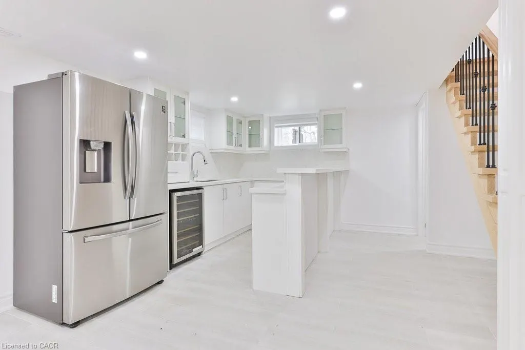 1003 Lakeshore Road W
