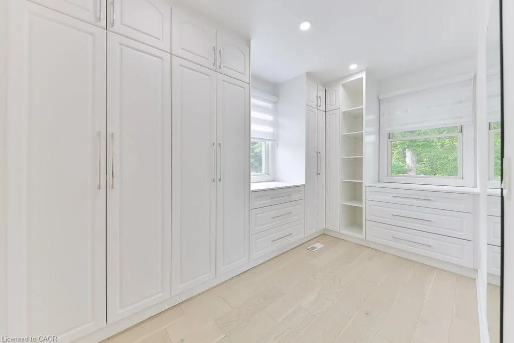1003 Lakeshore Road W