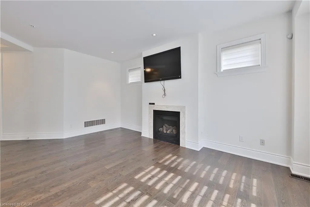 2163 Vineland Crescent