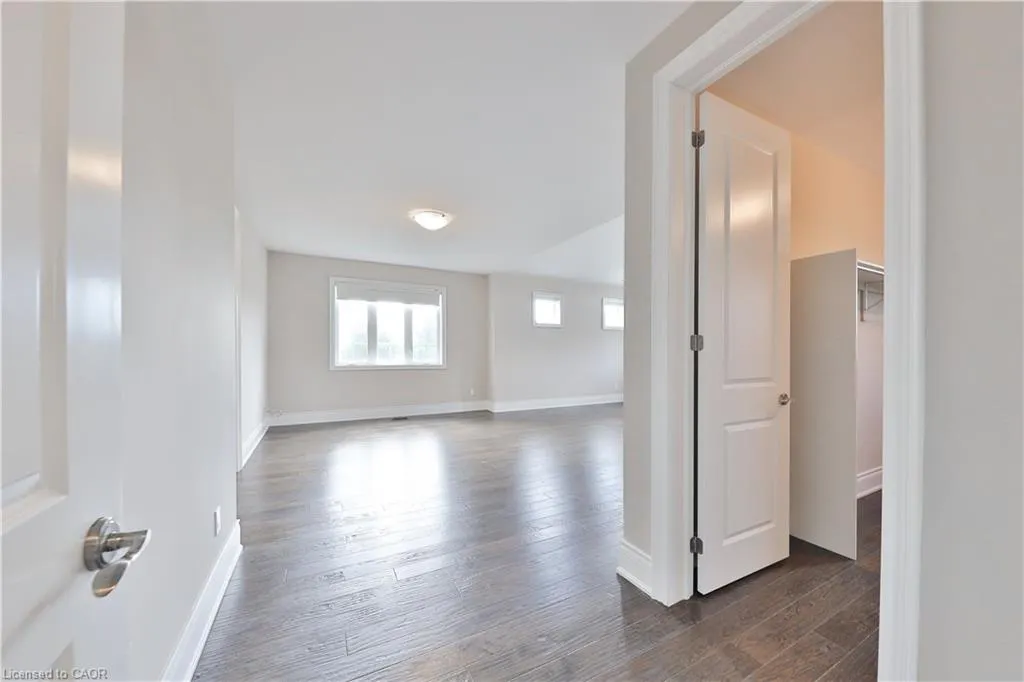2163 Vineland Crescent