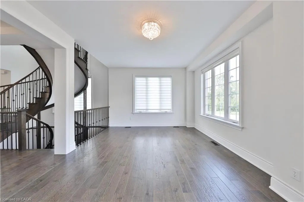 2163 Vineland Crescent