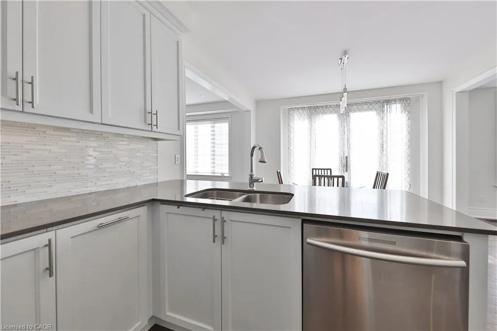 2163 Vineland Crescent