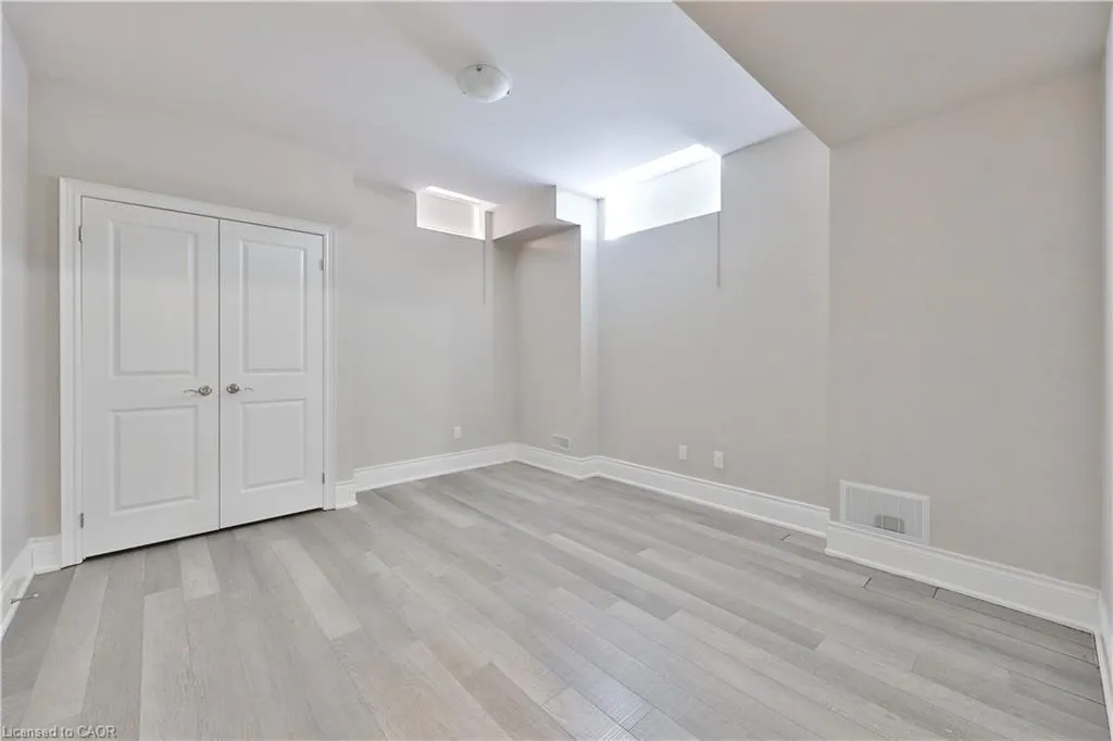 2163 Vineland Crescent