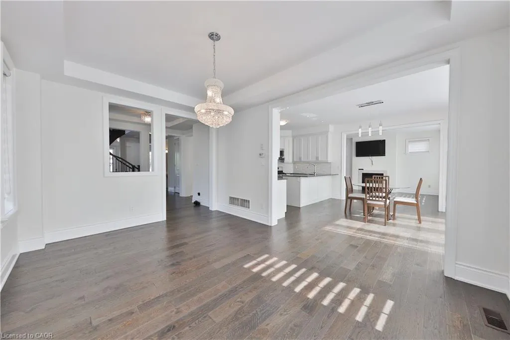 2163 Vineland Crescent