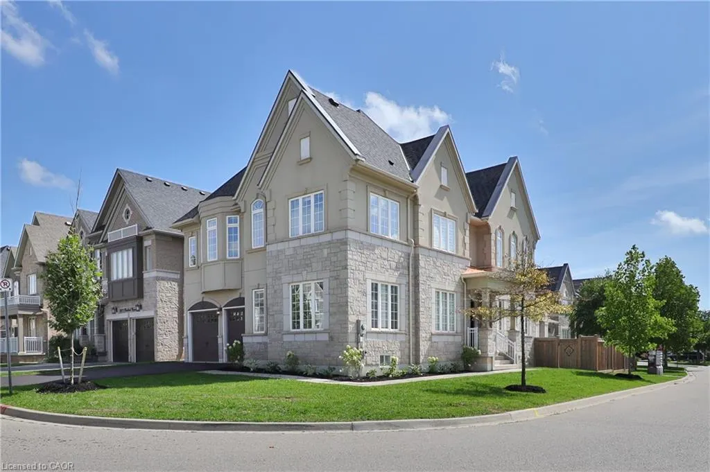 2163 Vineland Crescent