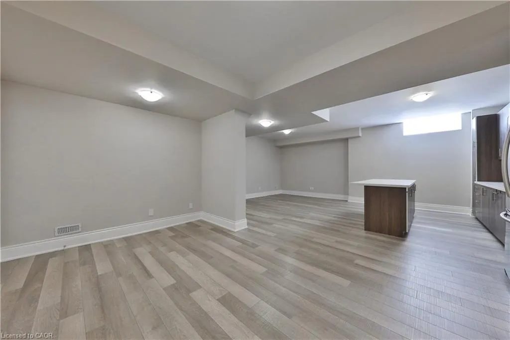 2163 Vineland Crescent