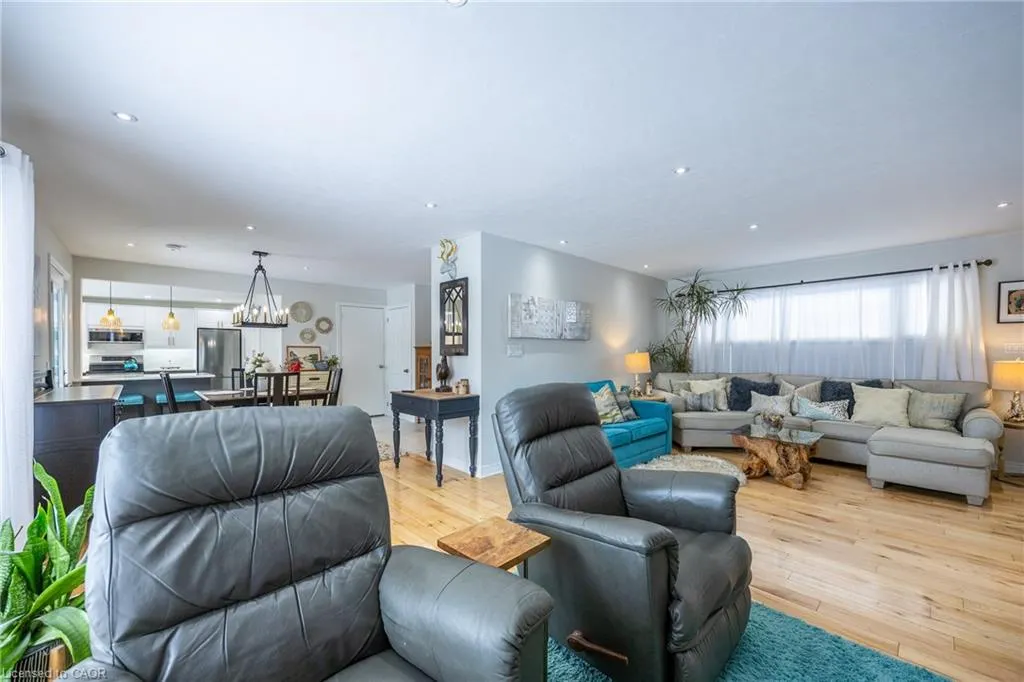 6 Ryerse Crescent
