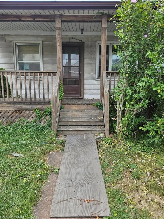 267 Rosslyn Avenue N