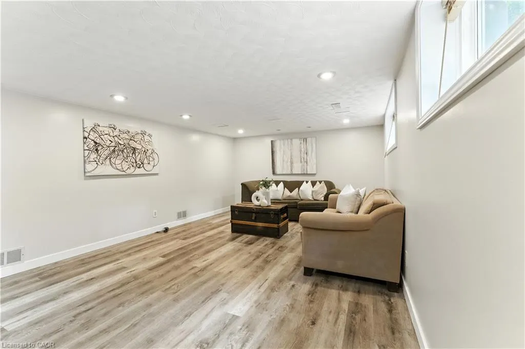 33 Shadywood Crescent