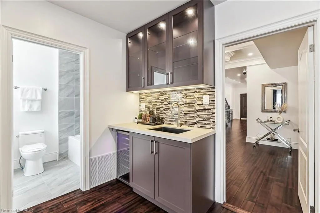 290 Bathurst Street