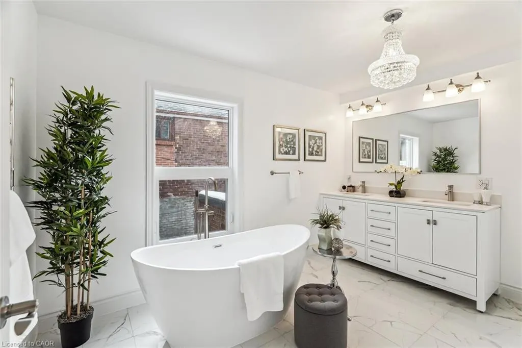 290 Bathurst Street