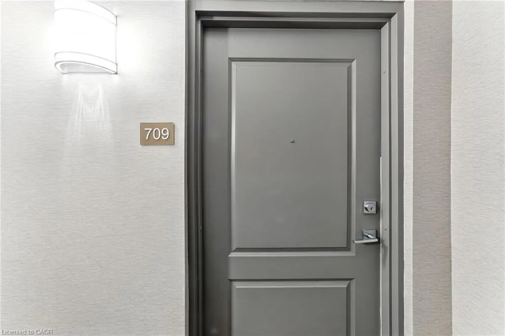 81 Robinson Street, #709