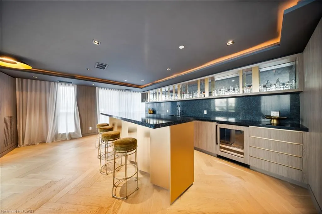 405 Dundas Street W, #813