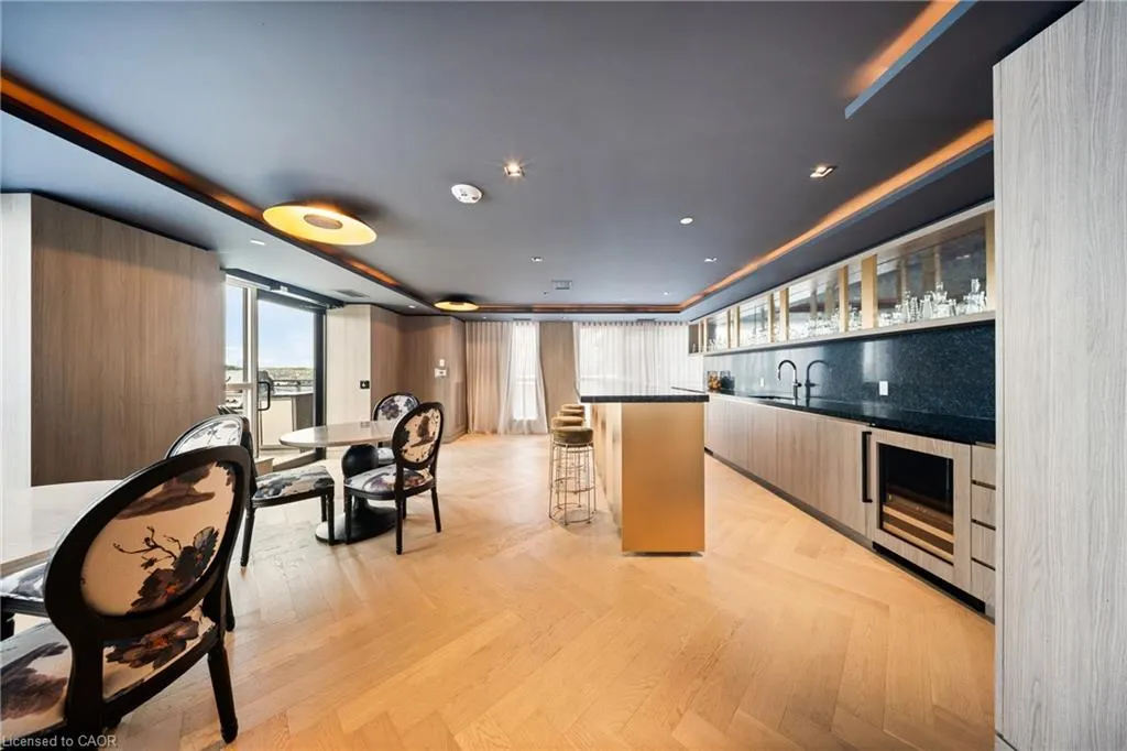 405 Dundas Street W, #813