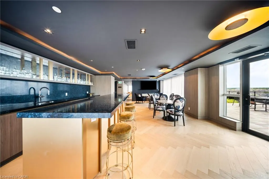 405 Dundas Street W, #813