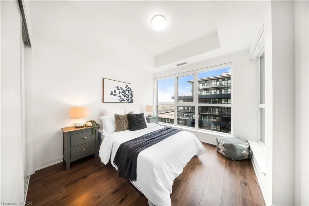 405 Dundas Street W, #813