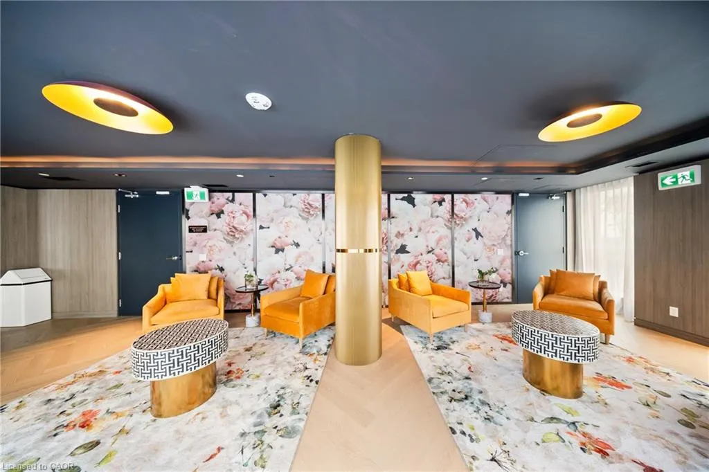 405 Dundas Street W, #813