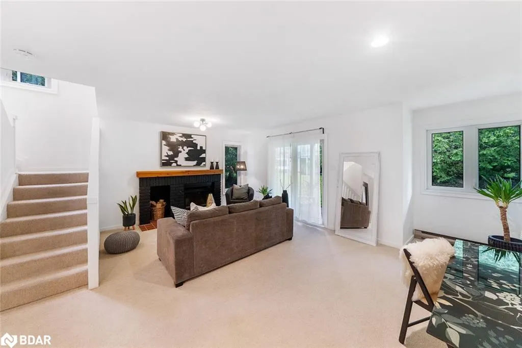 548 Oxbow Crescent