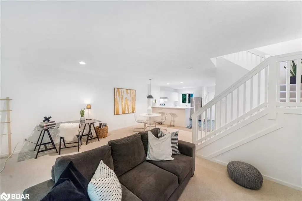 548 Oxbow Crescent