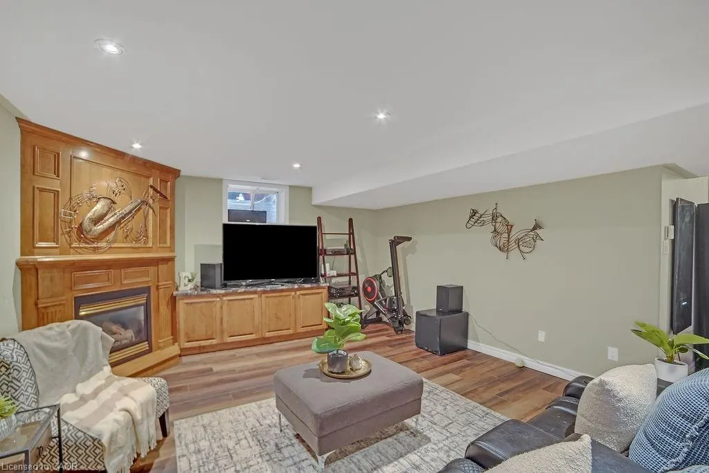 8 Meadowlea Court