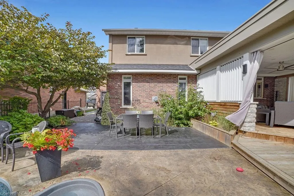 8 Meadowlea Court