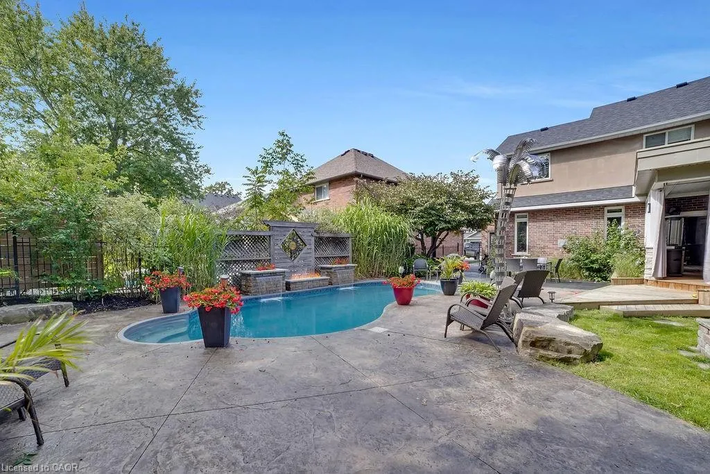8 Meadowlea Court