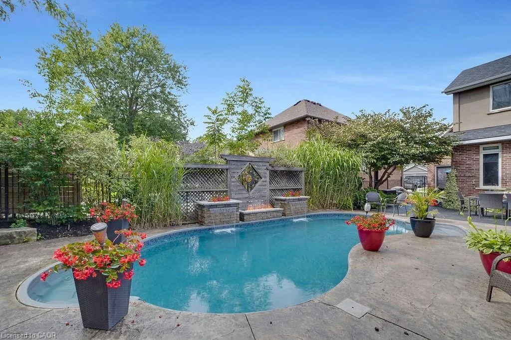 8 Meadowlea Court
