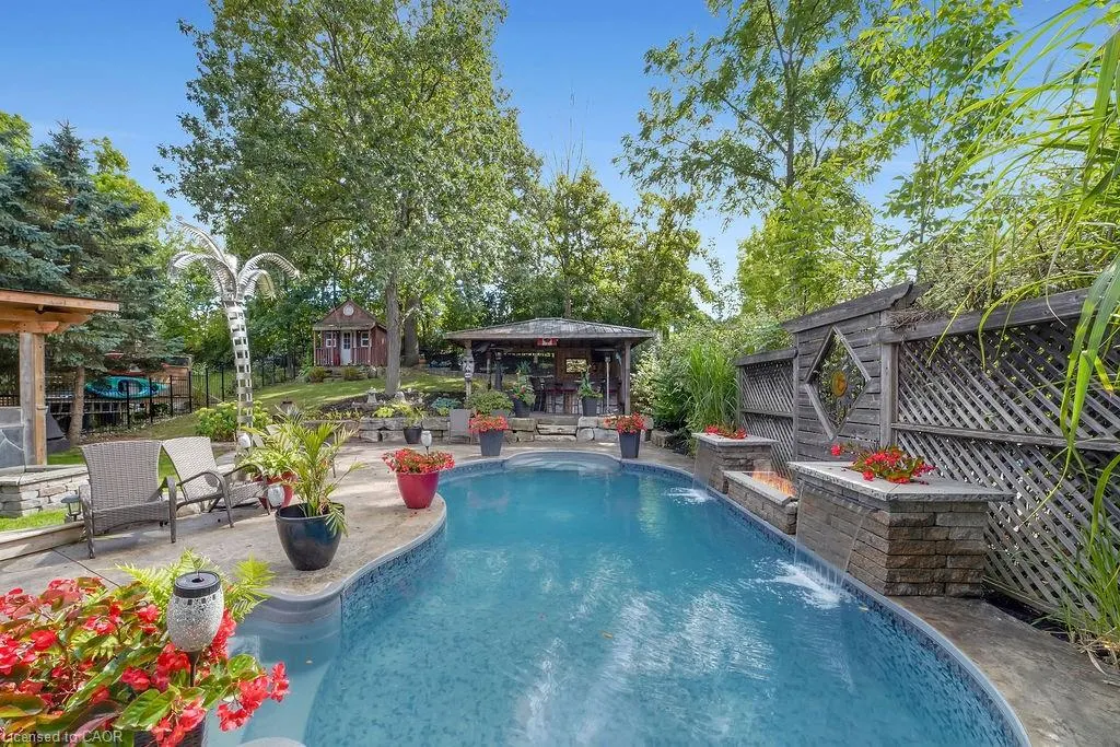8 Meadowlea Court