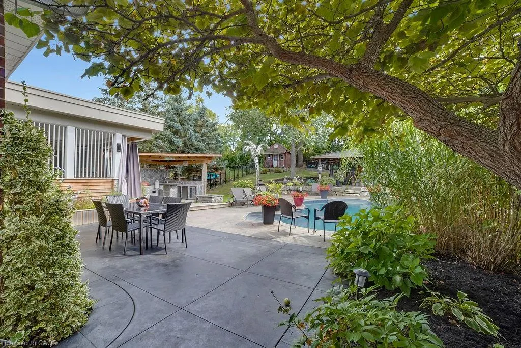 8 Meadowlea Court