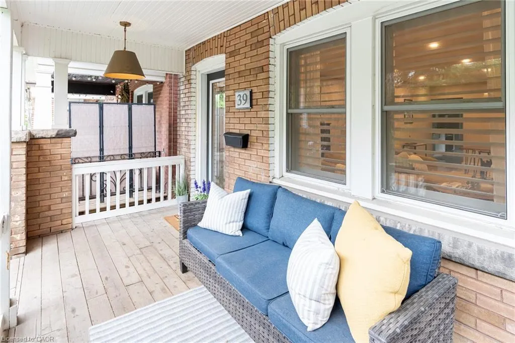 39 East Bend Avenue S