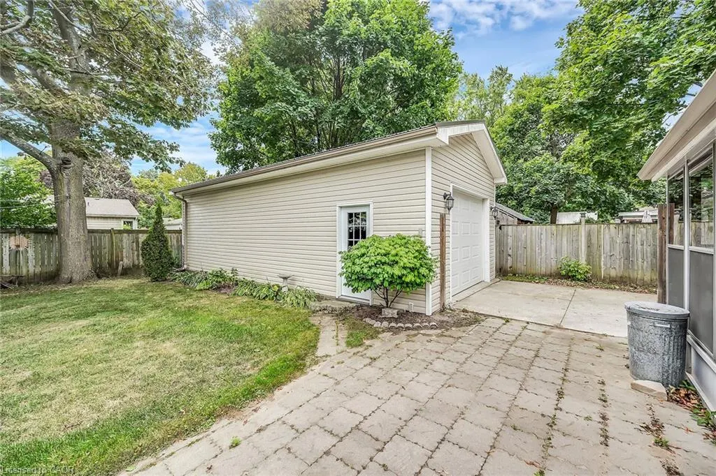 160 Elizabeth Crescent