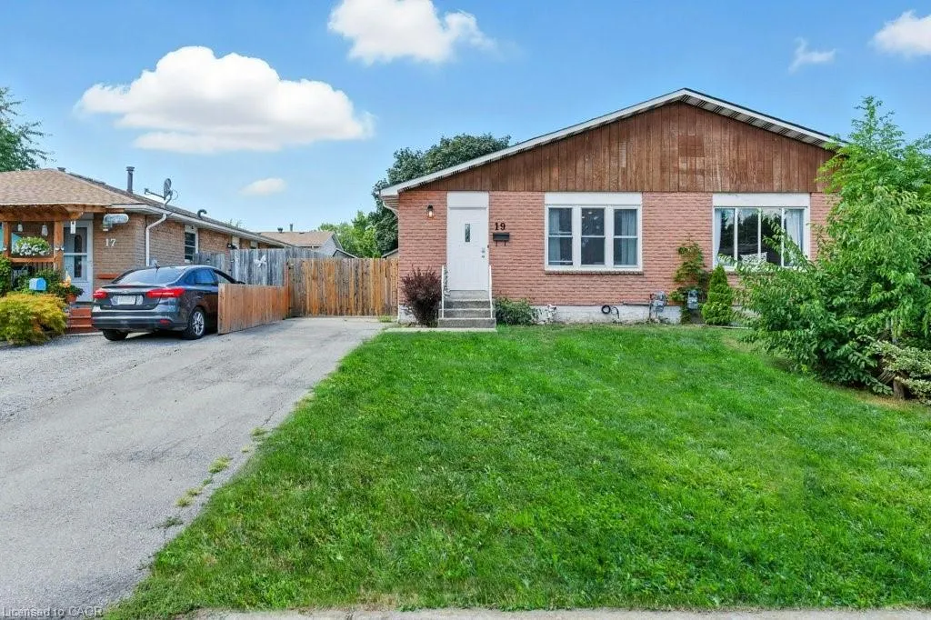19 Lampman Crescent