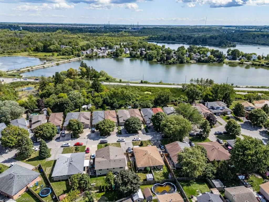 19 Lampman Crescent