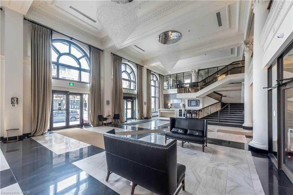 112 King Street E