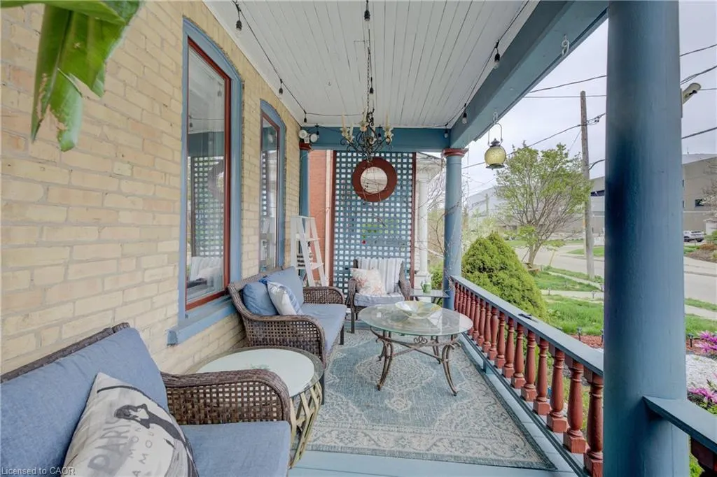 32 Ellen Street E