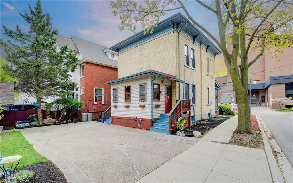 32 Ellen Street E