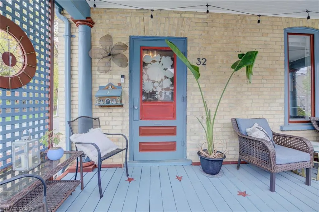 32 Ellen Street E