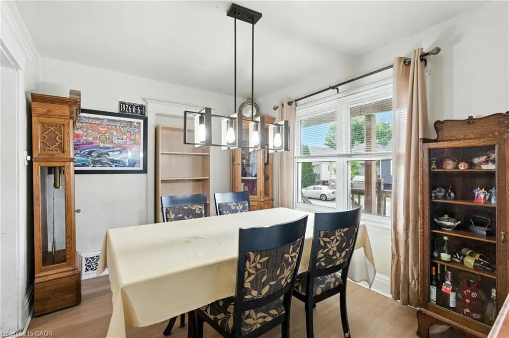 98 Tuxedo Avenue N