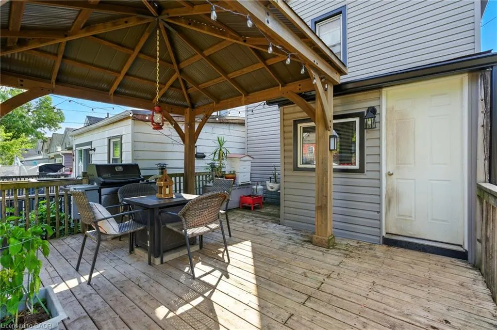 98 Tuxedo Avenue N