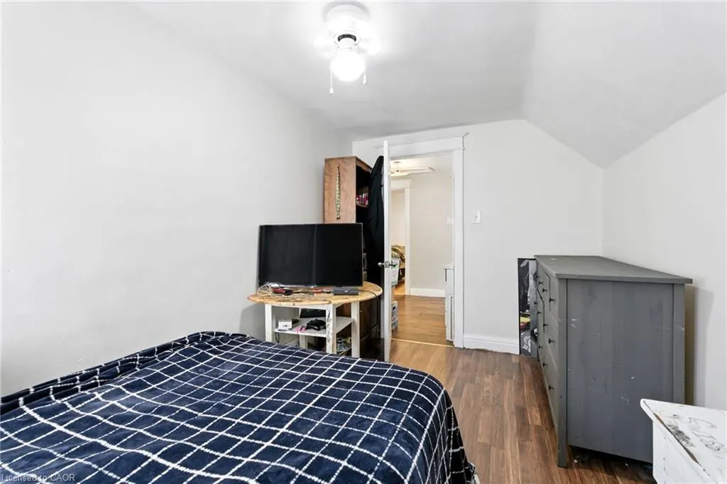 98 Tuxedo Avenue N