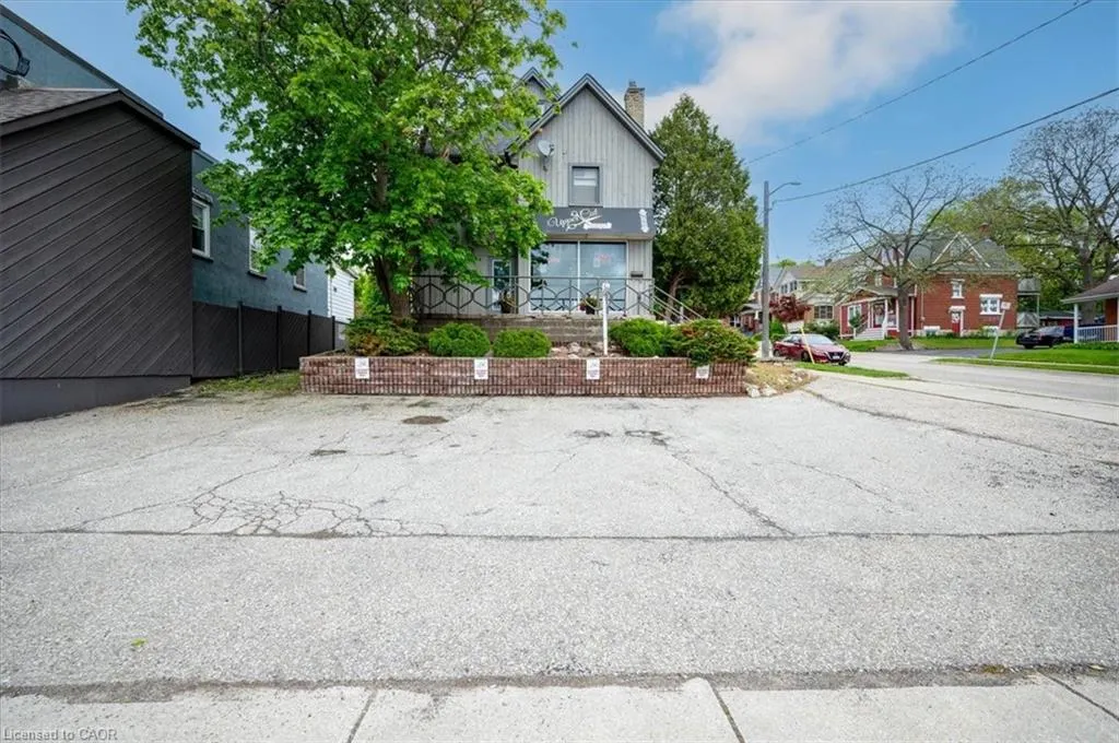 686 King Street E