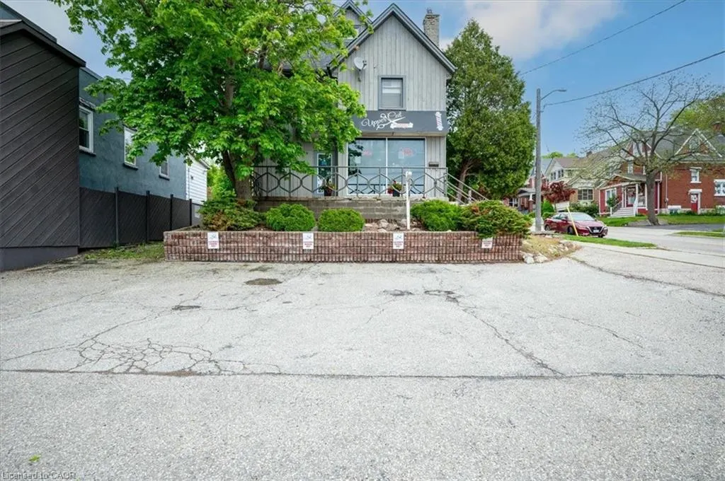686 King Street E