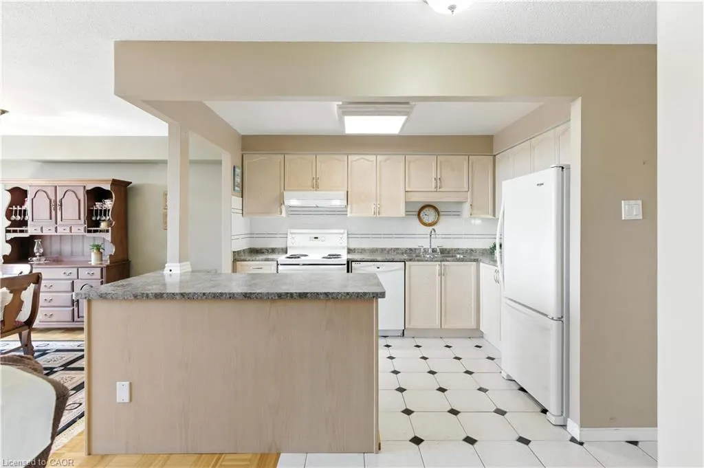 9 Bonheur Court, #807